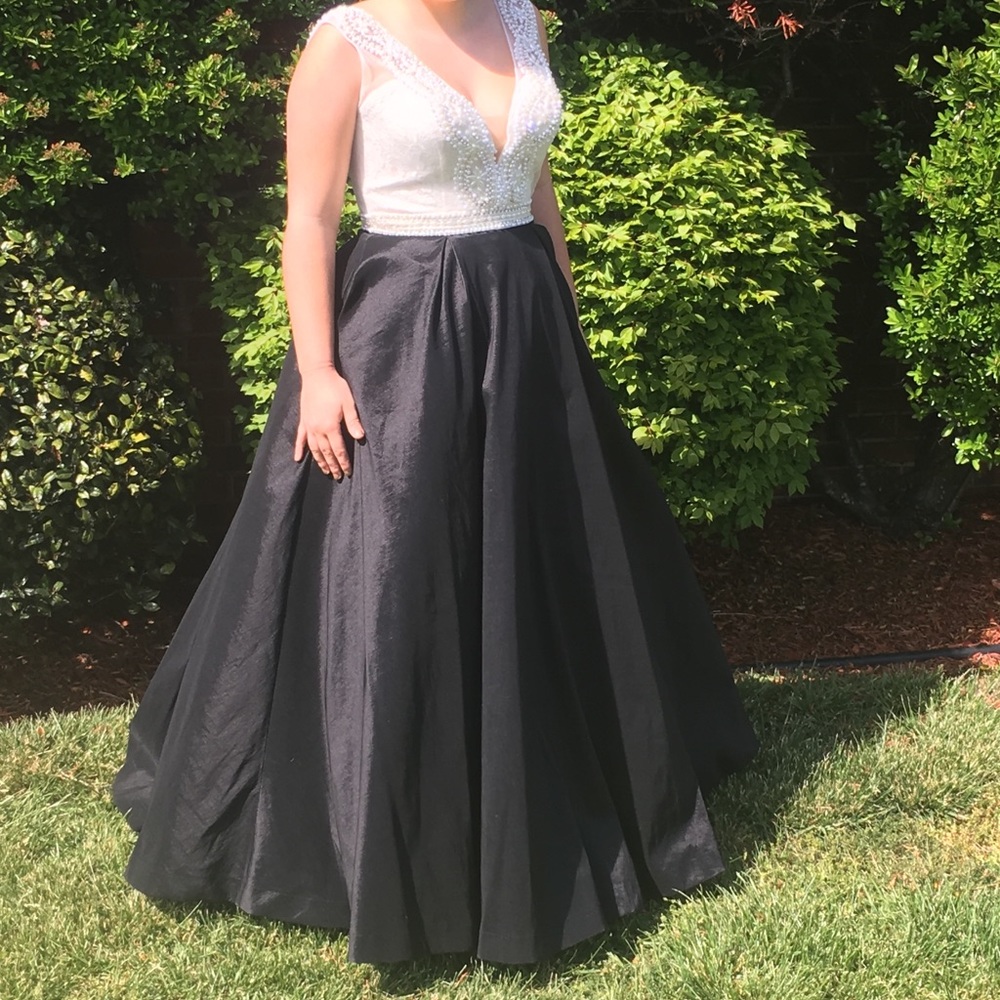 GORGEOUS Black White plunge ballgown prom dress